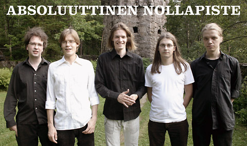 [Yhtyeen j�senet (5) tornin juurella]